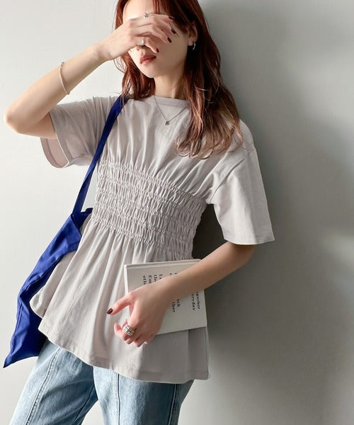 ふわっと広がるAラインで魅せる。シャーリングデザインTシャツ（半袖） ce1050298