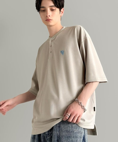 「大人びた遊び心。」刺繍入りハイクオリティダブルフェイス素材バンドカラーポロシャツ／Embroidered High-Quality Double Face Band Collar Polo co1150027