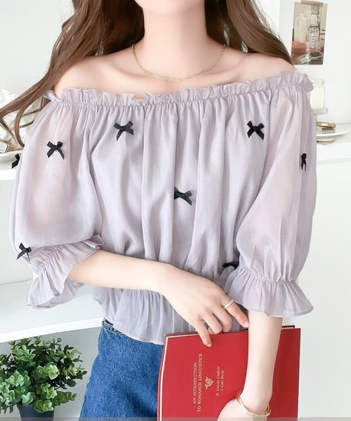 【mily bilet】主役級に映える大人ガーリーitem。シアーシャイニーリボン付きブラウス mi1139041