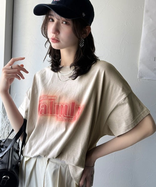 1枚で着映える。平和グラフィックスプレー風ロゴ半袖Tシャツ(オーバーサイズ） ce1050270