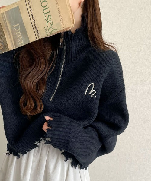 【mily bilet】大人可愛いクラッシュトップス。ダメージハーフジップ胸刺繍ニット mi1029069
