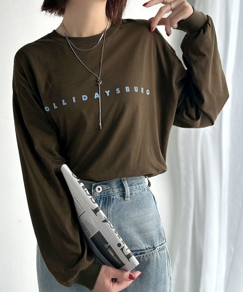 大人の上品カジュアルを楽しむ。ゆったりシルエット 綿100％シルケット風シンプル英字ロゴTシャツ（長袖） ce1330048
