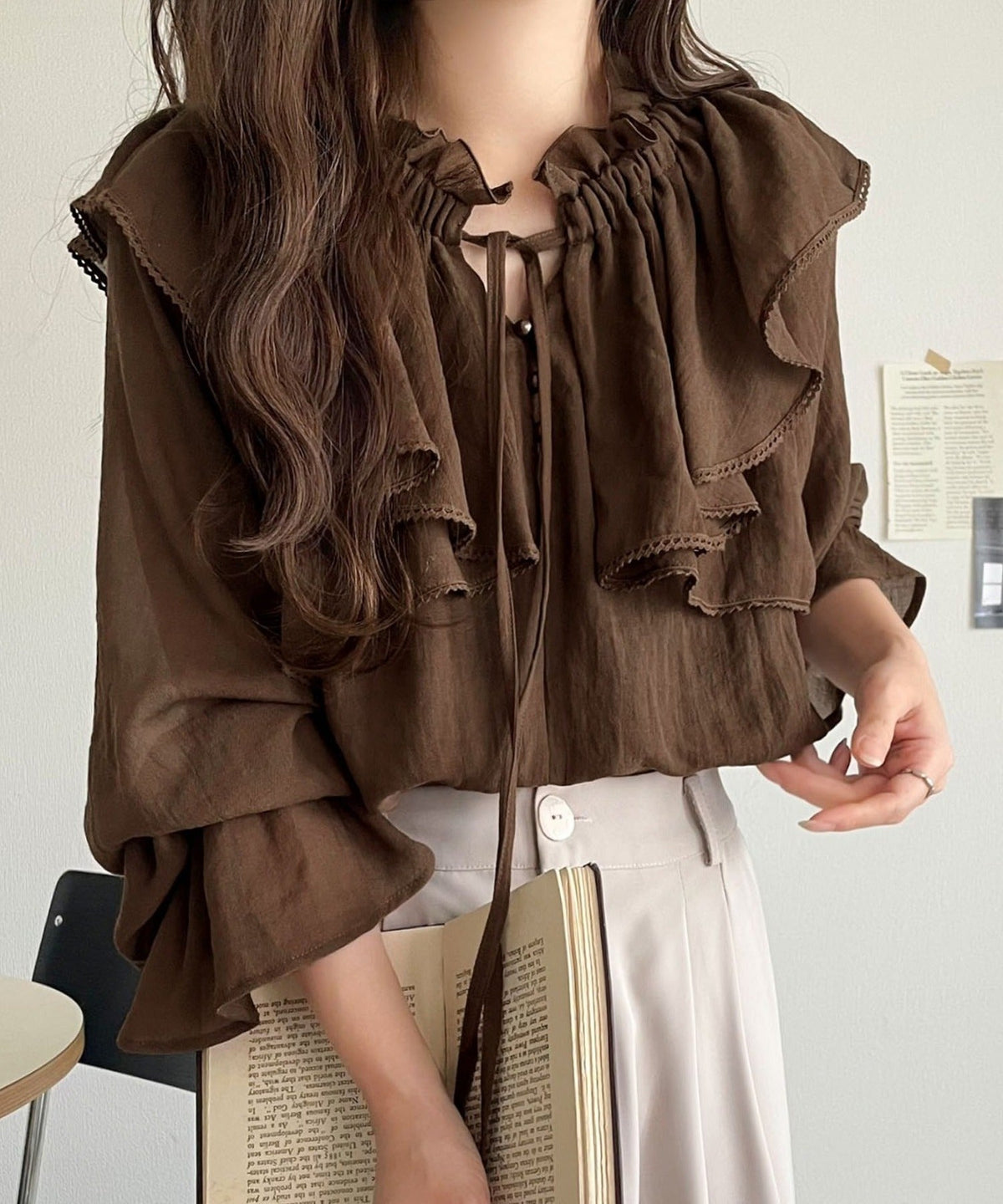【mily bilet】ふんわりシルエットが魅せる、上品フェミニンスタイル。前後2WAYピコレース使いフリル襟コットンボイルブラウス mi1019099