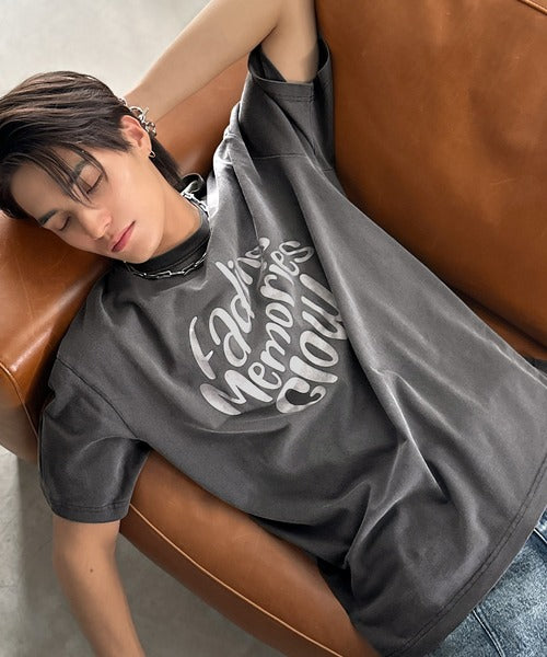 「1着でキマる。」ピグメント加工マットグラフィック柄Tシャツ / Pigment-Washed Matte Graphic T-Shirt co1150028