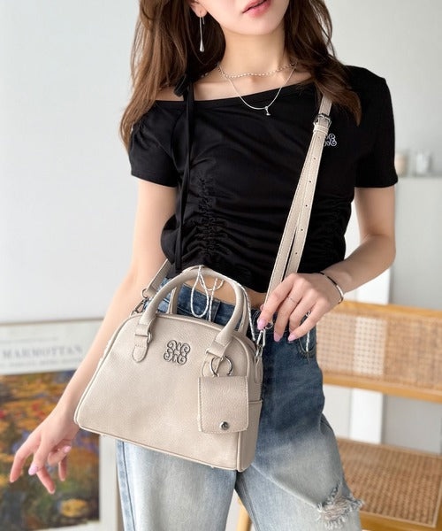 【mily bilet】いつでも、どんなスタイルにもちょうどいい♪ロゴプレート使いラウンドミニボストンバッグ mi1179056