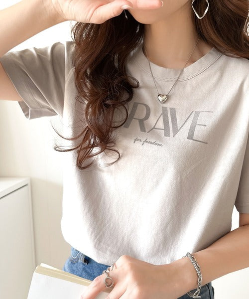 【sustaina+】垢抜けた大人カジュアル。オーガニックコットン100％フロッキーロゴプリントTシャツ ce1260398