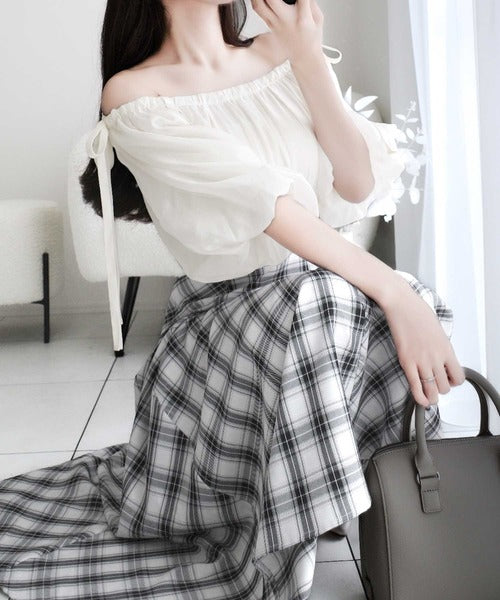 【mily bilet】1枚でスタイリングが完成！オフショル２WAYリボン使いシャイニーシアー袖ドッキングワンピース(ロング丈) mi1139054