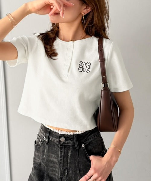 【mily bilet】シンプルを可愛く、今っぽく♪ロゴ刺繍ヘンリーネッククロップドテレコリブ半袖カットソー（ショート丈） mi0789014