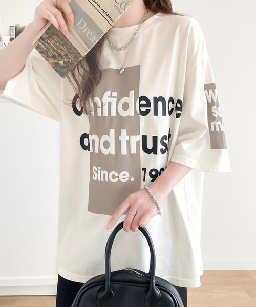 立体感のある発泡プリントがこなれ感たっぷり。立体ロゴプリント配色Tシャツ ce1010308