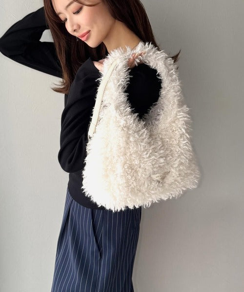 【mily bilet】ふわふわ感と高級感で、季節のおしゃれを格上げ。ロゴプレート使いプードルファーラウンドバッグ mi1179060