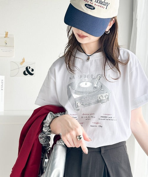 目を惹くグラフィックデザイン。綿100％レコードプレイヤーグラフィックTシャツ mo1310047