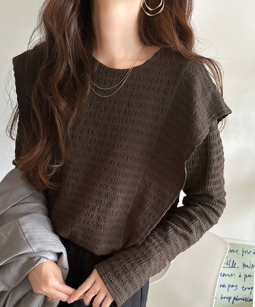 女性らしさとスタイリッシュさを演出する、ジャガード素材ラッフルフリルショルダープルオーバー ce1010347