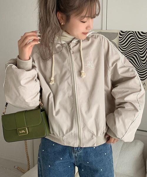 【mily bilet】スポーティ&おしゃれが叶う。サイドライン袖ギャザースウェットフード使い胸刺繍パーカーブルゾン mi1139049