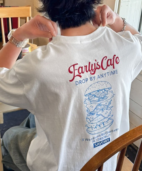 《JaVaジャバコラボ》遊び心のあるカフェロゴが映えるバックプリントT。刺繍使いハンバーガーデザインTシャツ jo1320016