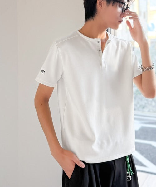 【接触冷感機能付き】肩切り替えショート丈ダンボール素材ヘンリーネックTシャツ／Shoulder Panel Cropped Double-Knit Henley T-Shirt co1010056