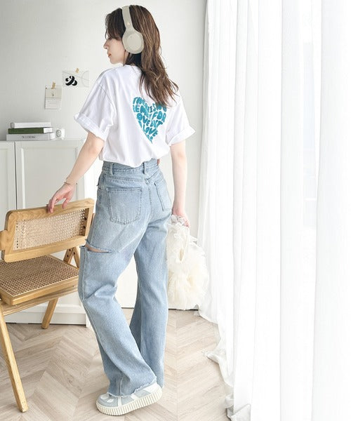 カジュアル可愛いが際立つ。綿100%バックハートロゴグラフィックプリントTシャツ mo1310046