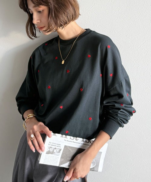 《JaVaジャバコラボ》“可愛い”がさりげなく溶け込む。袖ネーム付きミニハート総刺繍Tシャツ(長袖) jv1010498