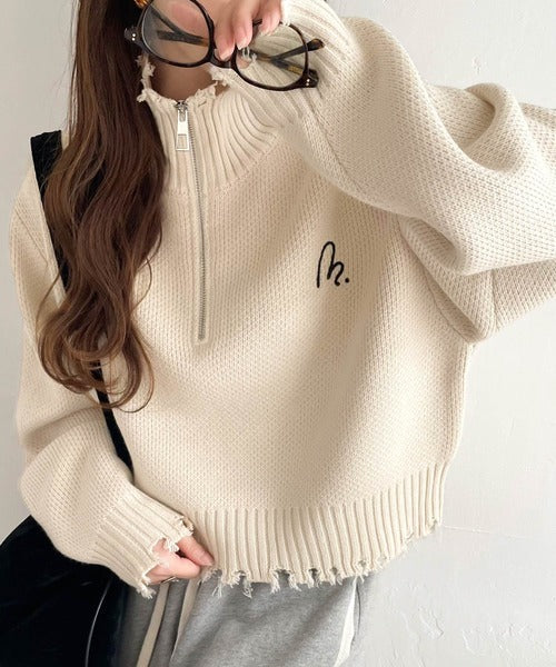【mily bilet】大人可愛いクラッシュトップス。ダメージハーフジップ胸刺繍ニット mi1029069