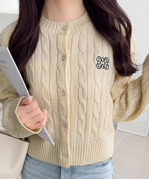 【mily bilet】ほんのり甘い新定番。胸刺繍ケーブル編みニットカーディガン(長袖) mi1259023