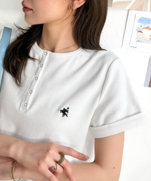 すっきり華奢魅せ。袖ロールアップ胸刺繍入りヘンリーネックリブTシャツ (半袖) ce1410009