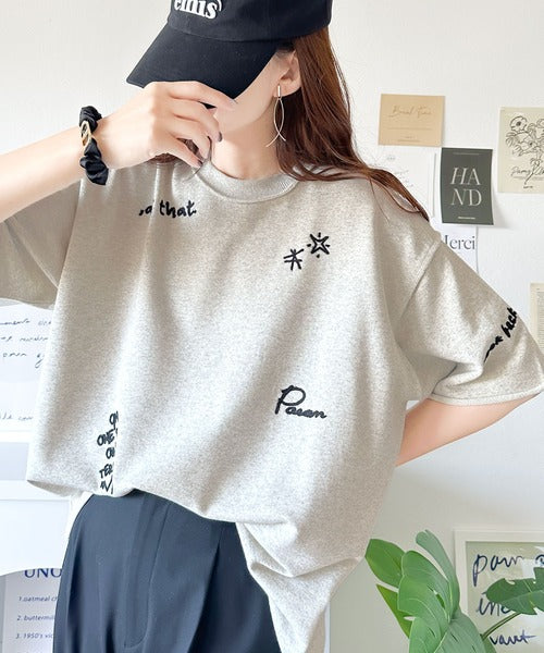 後ろ姿までぬかりなくオシャレにキマる。ランダム刺繍裏毛ハーフスリーブTシャツ ce1260260