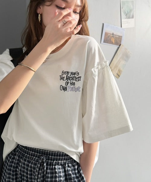 ほどよい甘さと抜け感を。大人かわいい綿100%袖フリル胸刺繍トップス(半袖) ce1020338