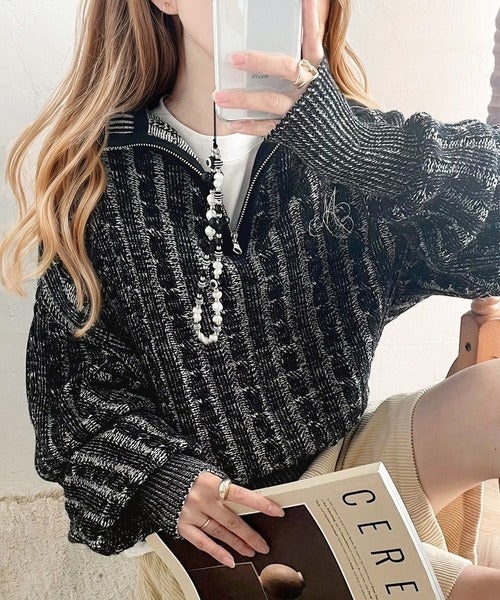 【mily bilet】コーデの主役を飾る。クロップド丈配色ケーブル編み胸刺繍ハーフジップニット mi1029063