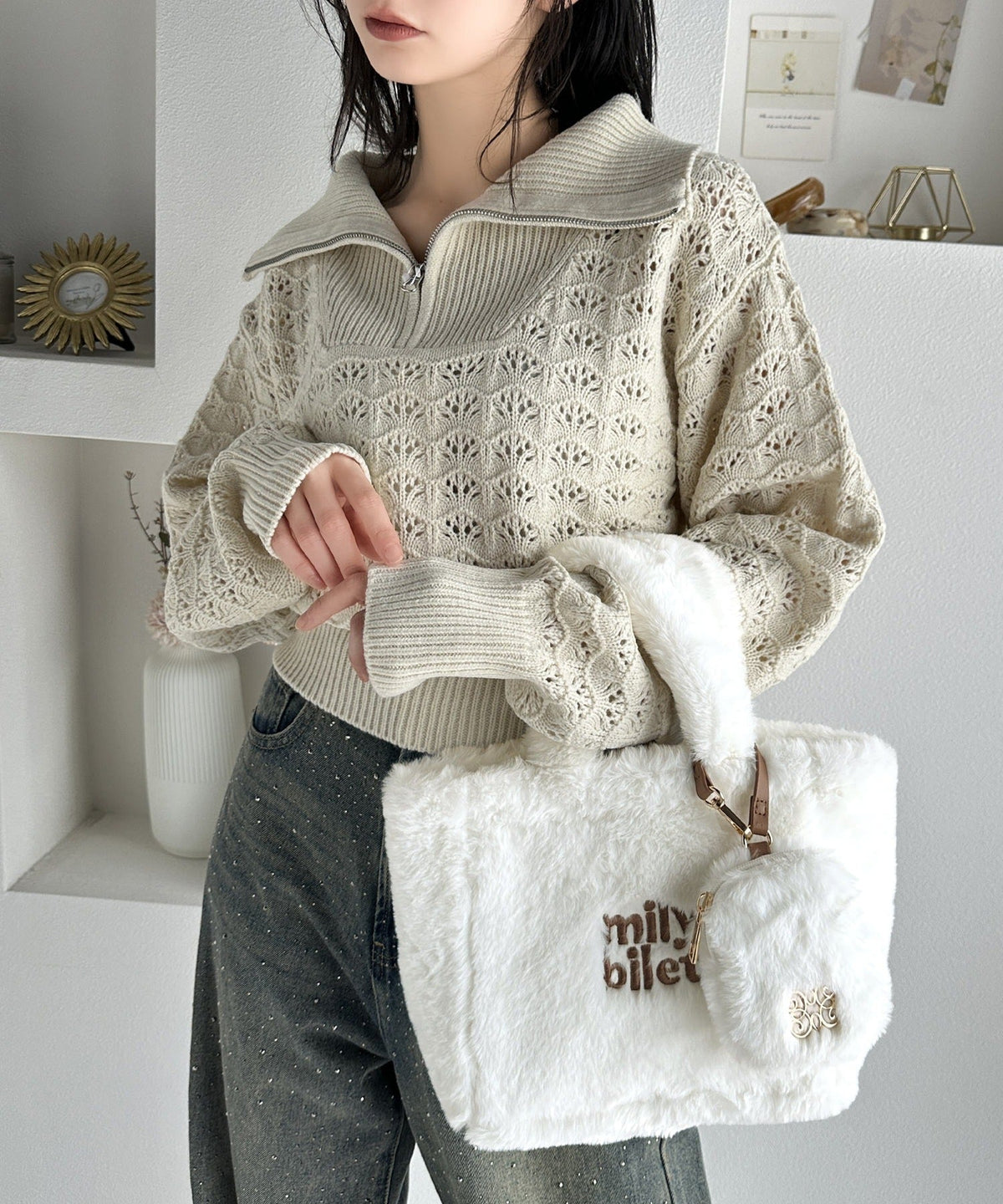 【mily bilet】ふわふわのファーで魅了する。ミニポーチ付きロゴ刺繍ファーショルダーバッグ mi1159036