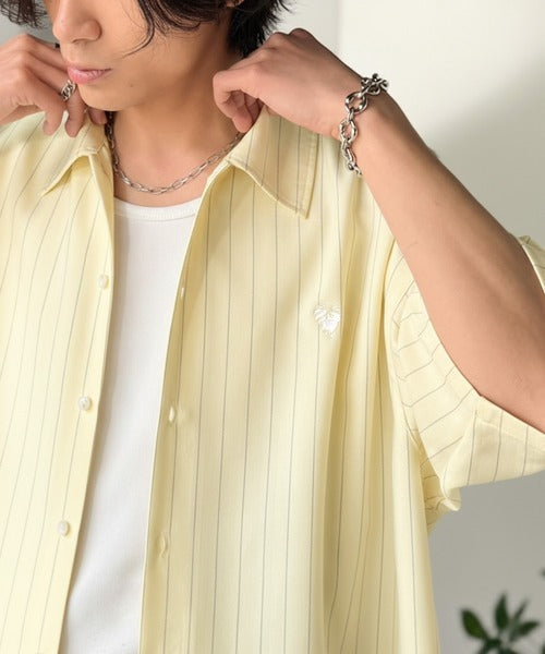 《JaVaジャバコラボ》羽織りとしても重宝する、汎用性の高さが魅力！刺繍入り ヘリンボーン織ストライプ柄 オーバーサイズ半袖シャツ jo1010044