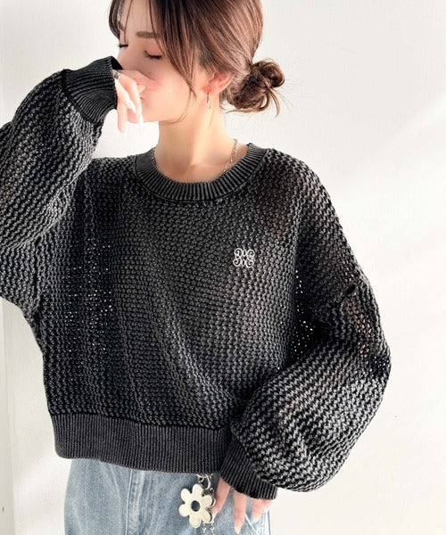【mily bilet】絶妙な透け感が魅力！綿100％ブローチ付きストーンウォッシュメッシュニット(プルオーバー) mi1359006