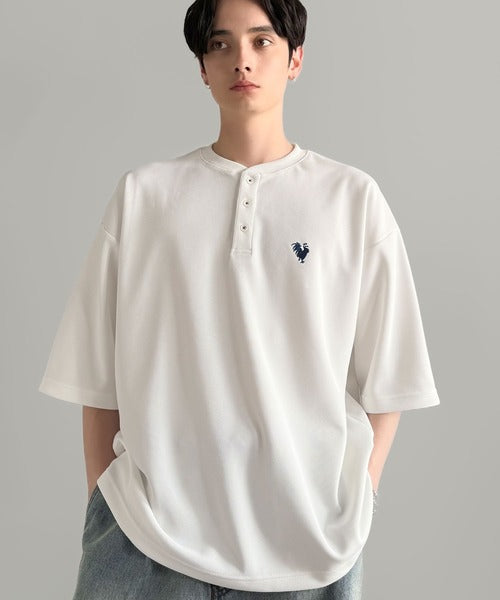 「大人びた遊び心。」刺繍入りハイクオリティダブルフェイス素材バンドカラーポロシャツ／Embroidered High-Quality Double Face Band Collar Polo co1150027