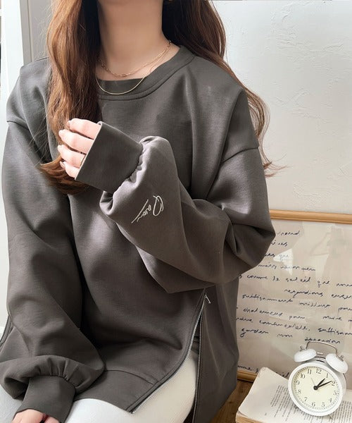 トレンド感と遊び心をプラス。袖口ワンポイント刺繍アシメファスナーラウンドネックロンT（長袖） ce1265003