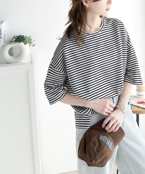 甘めもカジュアルも着こなせる定番item。サイドスリットボーダー半袖Tシャツ ce1020151