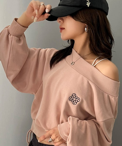 【mily bilet】大人肌見せヘルシースタイル。サイドレースアップ胸刺繍オフショルダースウェット mi1019051