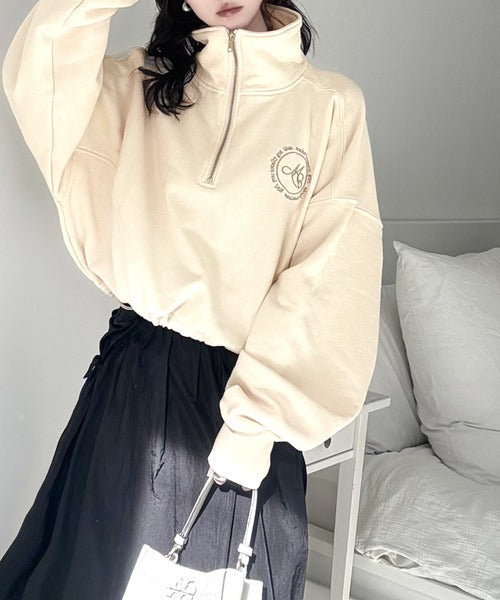 【mily bilet】大人のデイリートップス。裏起毛胸刺繍ハーフジップクロップド丈裾スピンドルスウェット mi1329007