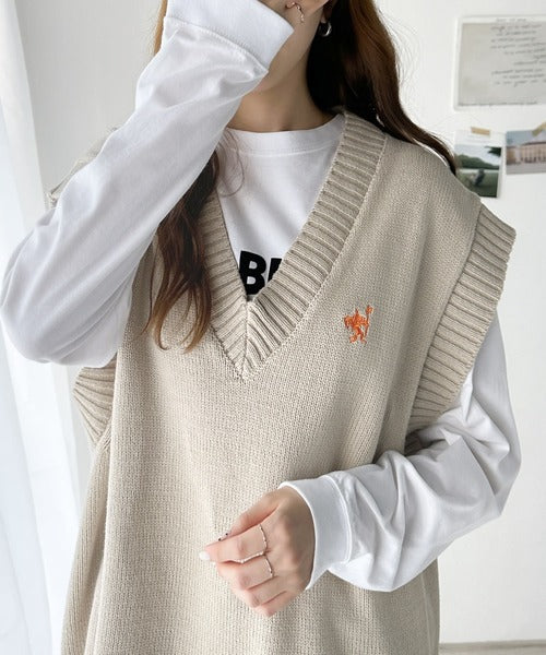《JaVa ジャバコラボ》劇的にあか抜け。ワンポイント刺繍カレッジニットベスト jv1050075
