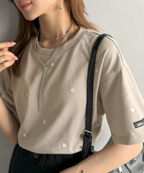 《JaVaジャバコラボ》春夏のカジュアルに、大人の“可愛い”をプラス。ミニハート刺繍Tシャツ（半袖） jv1010470