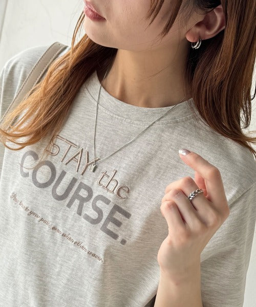 【sustaina+】シンプルなのに格上げ感抜群。オーガニックコットン100%前後2wayロゴ刺繍＆フロッキーTシャツ(半袖) ce1260399