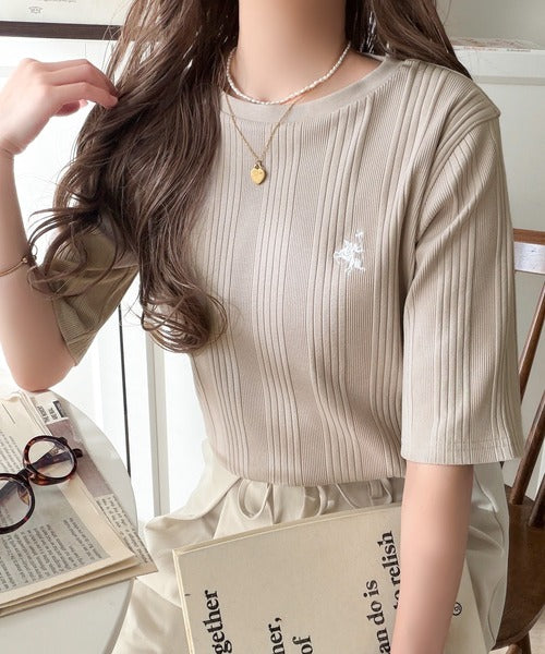 品よく、すっと、毎日に馴染む。オーガニックコットンランダムリブ胸元刺繍Tシャツ（半袖） ce1260538
