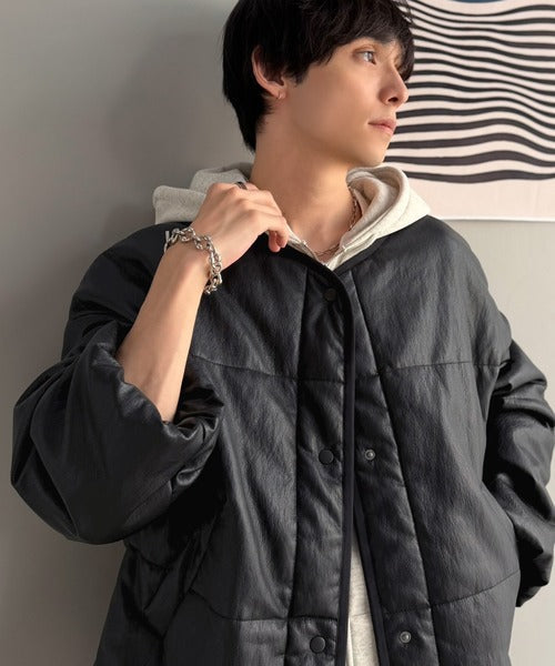 《JaVaジャバコラボ》重厚に魅せて柔らかく馴染む。ソフトフェイクレザーノーカラーキルティングジャケット（ミドル丈） jm1070257