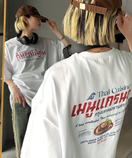 《JaVaジャバコラボ》お洒落見え確定。綿100％タイ料理メニュー風プリントルーズフィットTシャツ(オーバーサイズ) jv1029127