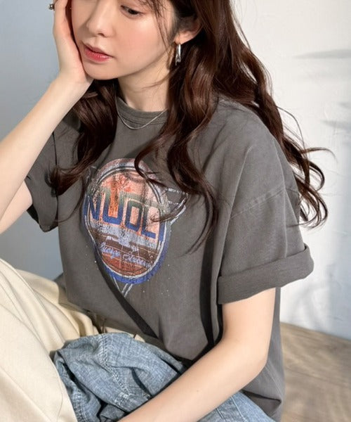 《JaVaジャバコラボ》遊びと余裕をこの1枚で。コットン100％コンパクトグラフィックロゴTEE（半袖） jv1050367