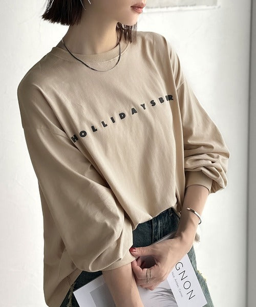 大人の上品カジュアルを楽しむ。ゆったりシルエット 綿100％シルケット風シンプル英字ロゴTシャツ（長袖） ce1330048