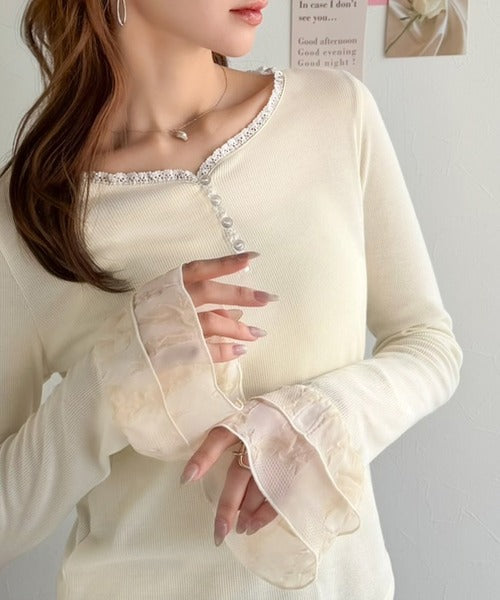 【mily bilet】大人フェミニンを叶える。袖フリルレースヘンリーネックトップス mi1359050