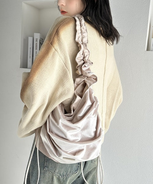 【mily bilet】機能性も可愛さも♪ギャザーが目を惹く、ドロストデザインベロアショルダーバッグ mi1159035