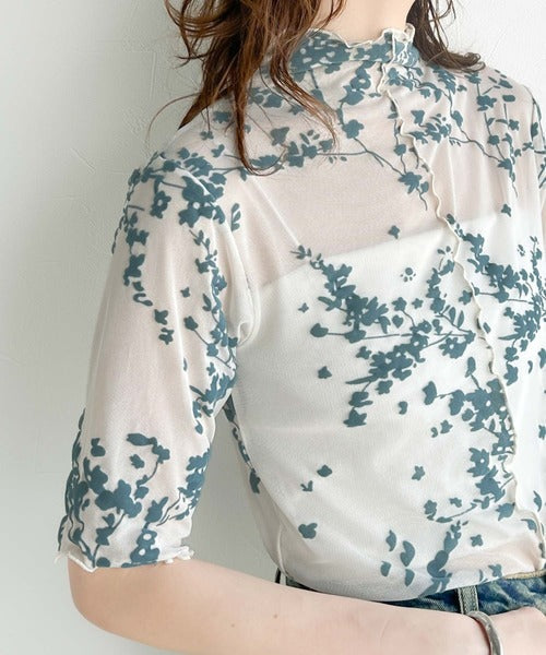 シンプルコーデに華やかさを添える。花柄フロッキーシアーハイネック半袖プルオーバー ce1010314