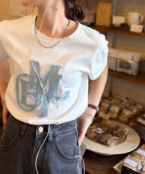 【mily bilet】遊び心を忍ばせておしゃれを一新。デニムフリンジワッペン使いTシャツ mi1329037