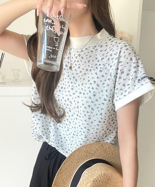 《JaVaジャバコラボ》甘さひかえめ、こなれガーリー♪ 小花柄ワッフル素材 ラグランフレンチ袖 カットソー（半袖） jv1010500