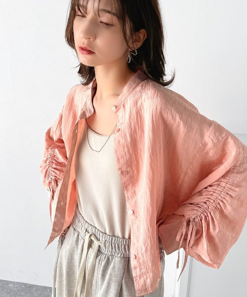 上品な抜け感と自由なアレンジ叶う。2wayカラー袖シャーリングシアー素材シャツブラウス（長袖） ce1010342