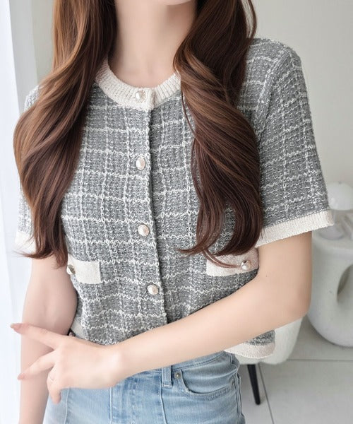 【mily bilet】さりげない華やぎで品よく可愛い♪パール釦ツイード編みロゴプレート付ニットカーディガン（半袖） mi1359057